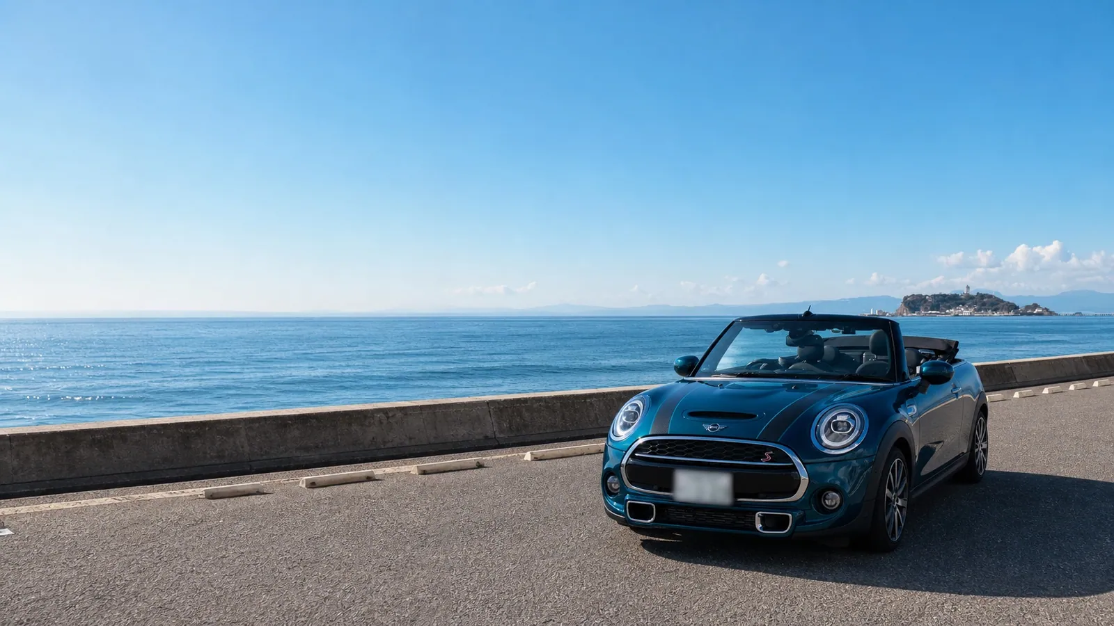 晴れた海と江の島を背にしたブルーのMINI Convertible F57