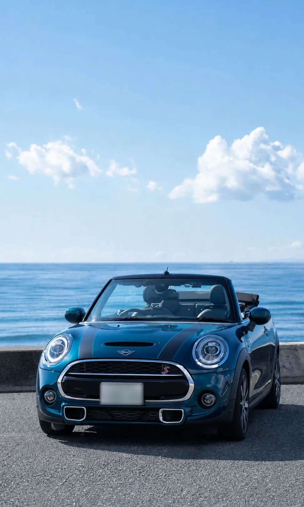 晴れた海と江の島を背にしたブルーのMINI Convertible