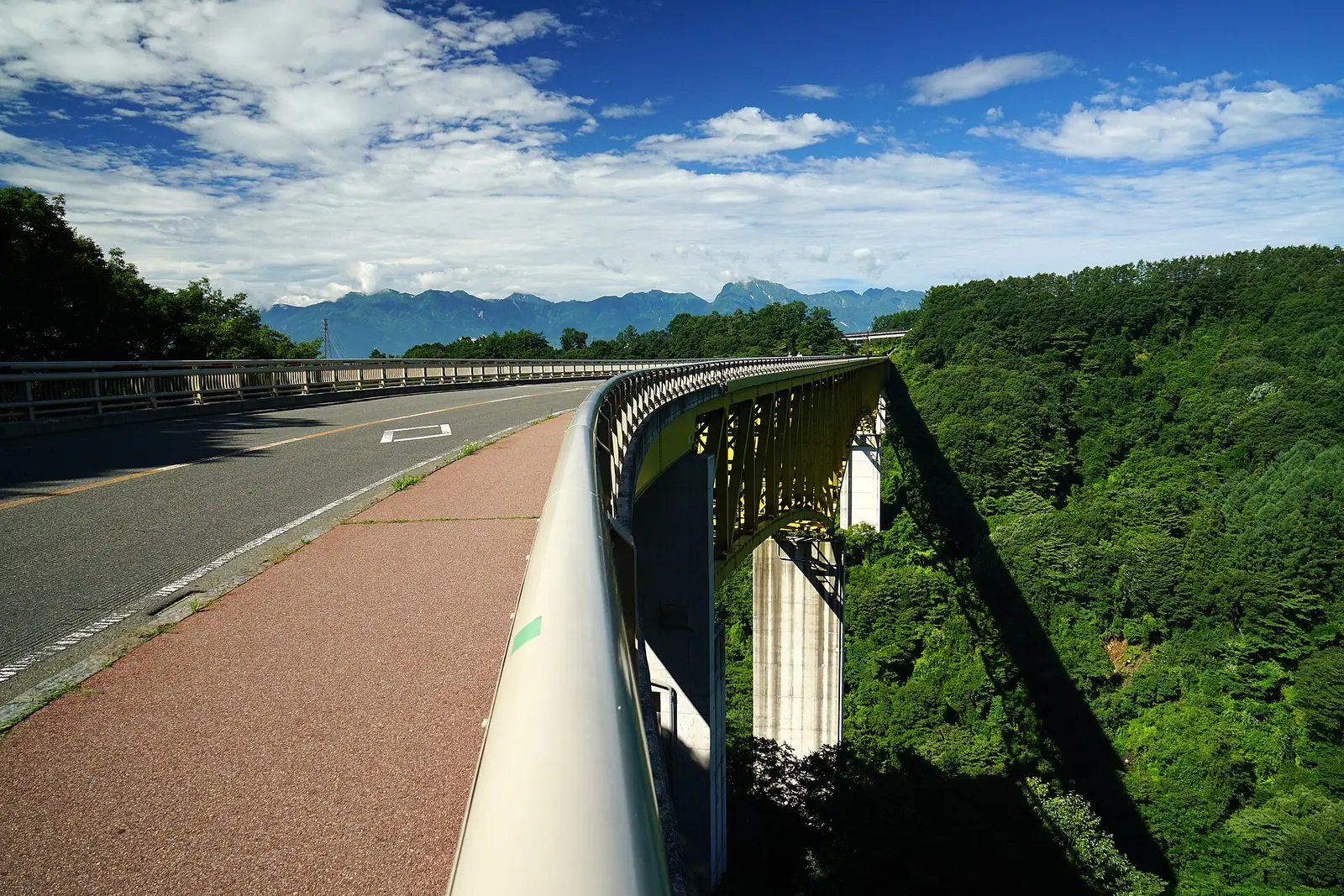 青空と八ヶ岳の山並みを背景に延びる八ヶ岳高原大橋
