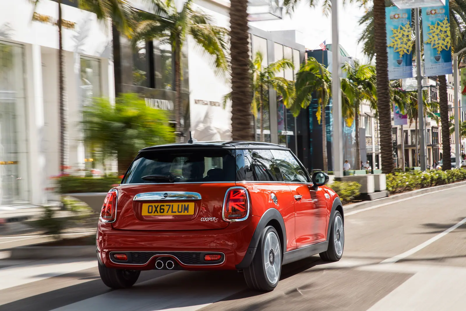 走行する2018年改良型MINI Cooper S 3 Door