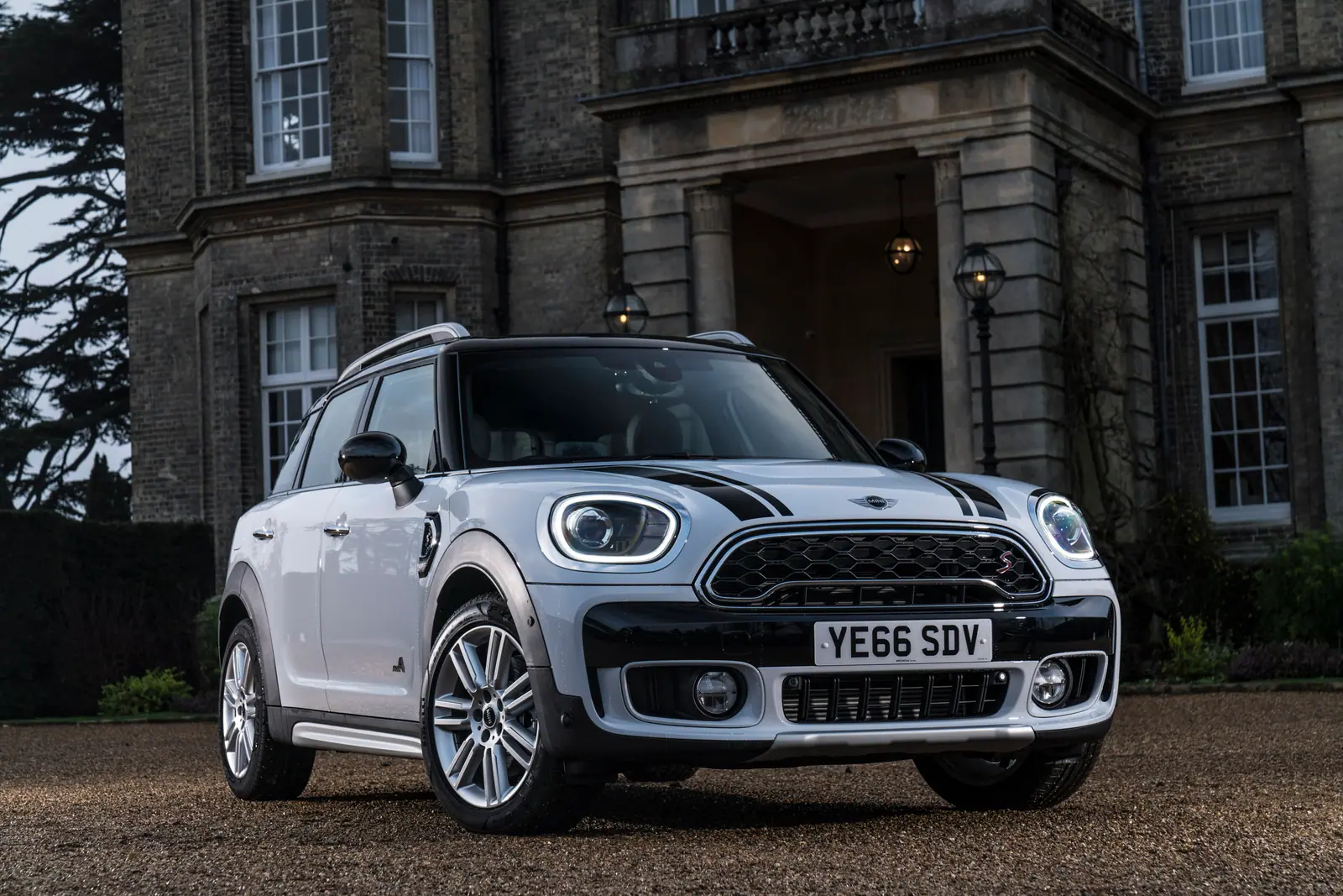 道路脇に停まる2代目MINI Cooper S Countryman ALL4