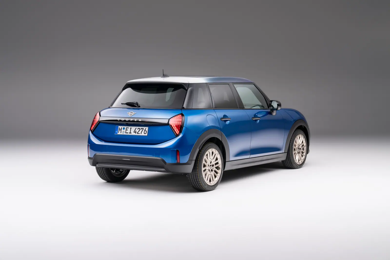 Icy Sunshine Blueの現行MINI Cooper S 5 Door