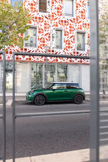 緑の現行MINI Cooper Cの公式写真。世代ごとの塗色を比較した写真ではありません