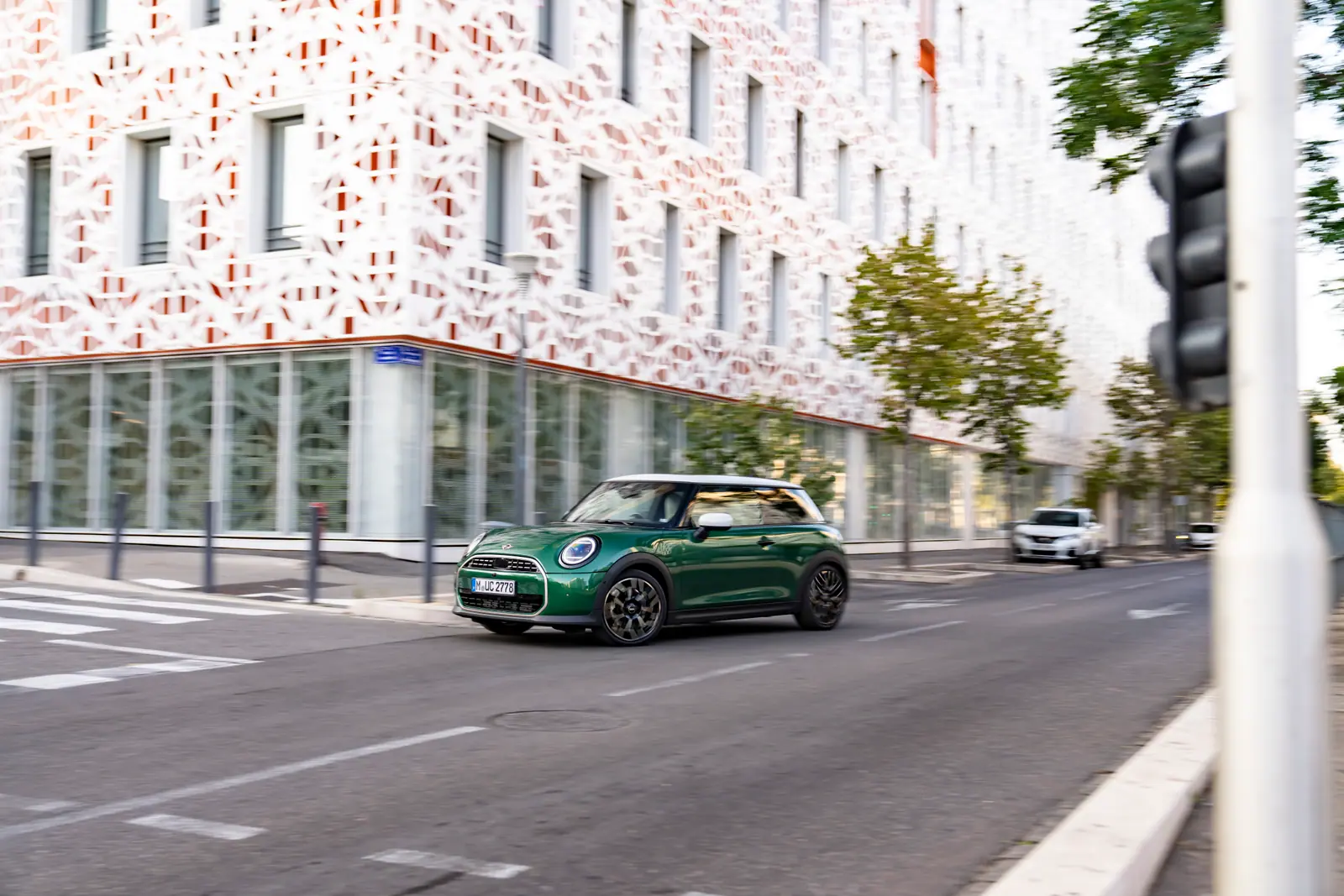 道路を走る現行MINI Cooper C 3 Door