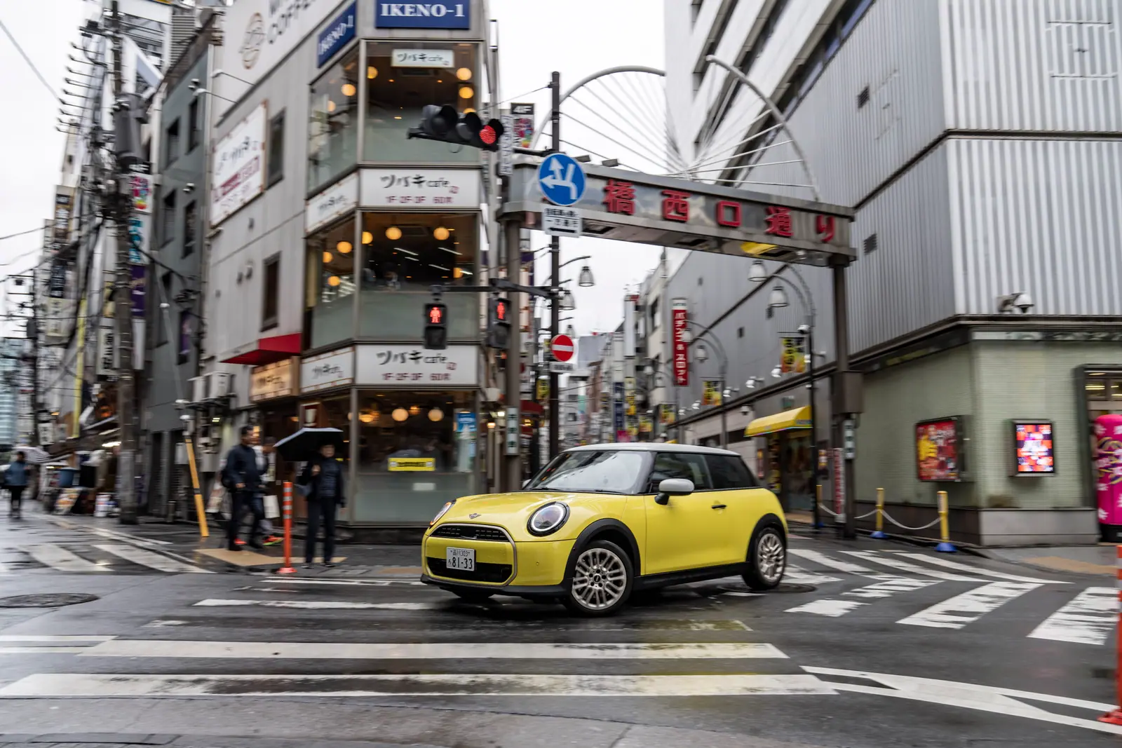 街中に停まる現行MINI Cooper C 3 Door