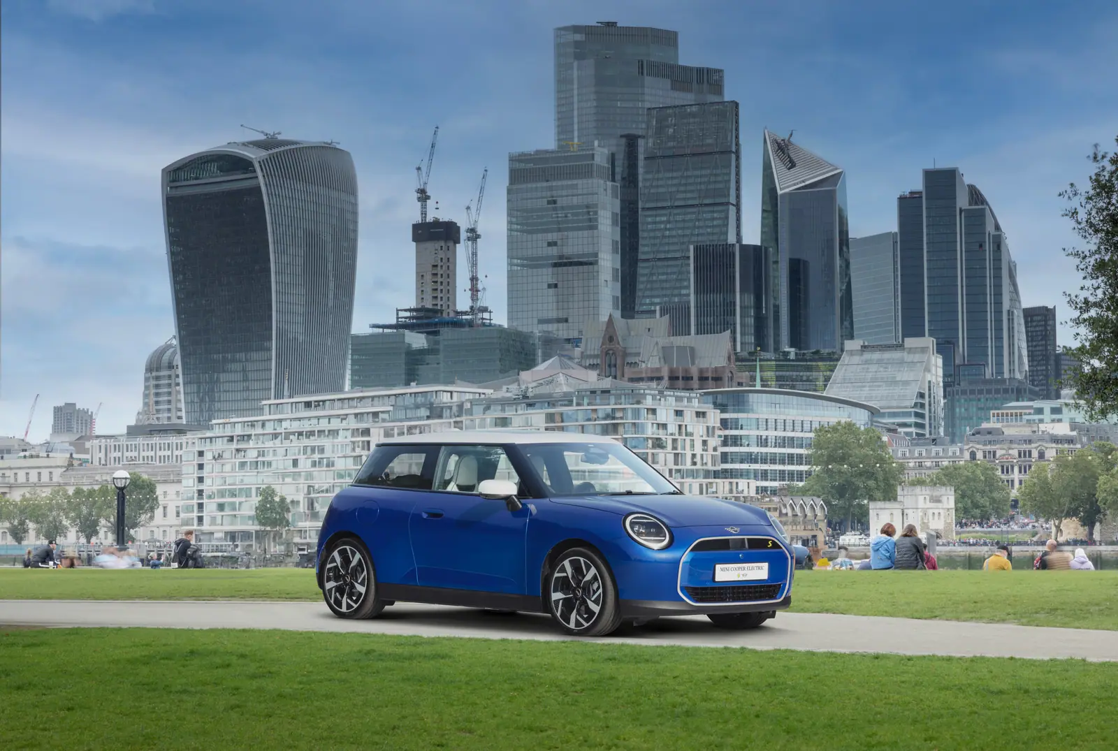 ロンドンの街並みを背景に停まる新型MINI Cooper Electric