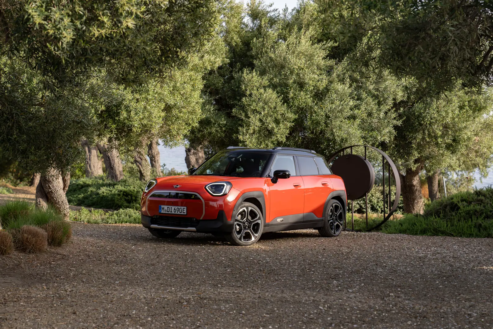 木々のそばに停まるMINI Aceman SE