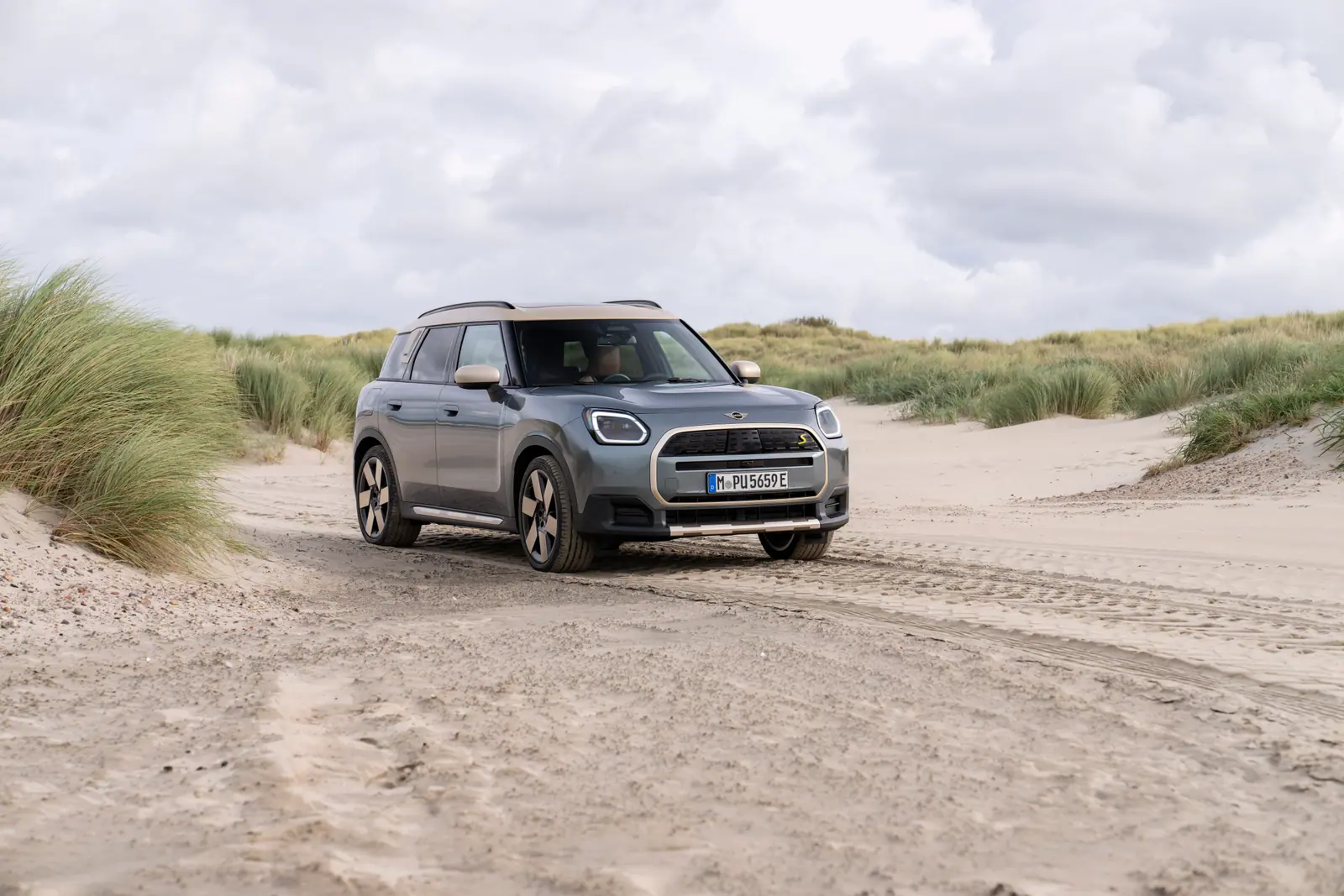 未舗装路を走る現行MINI Countryman SE ALL4