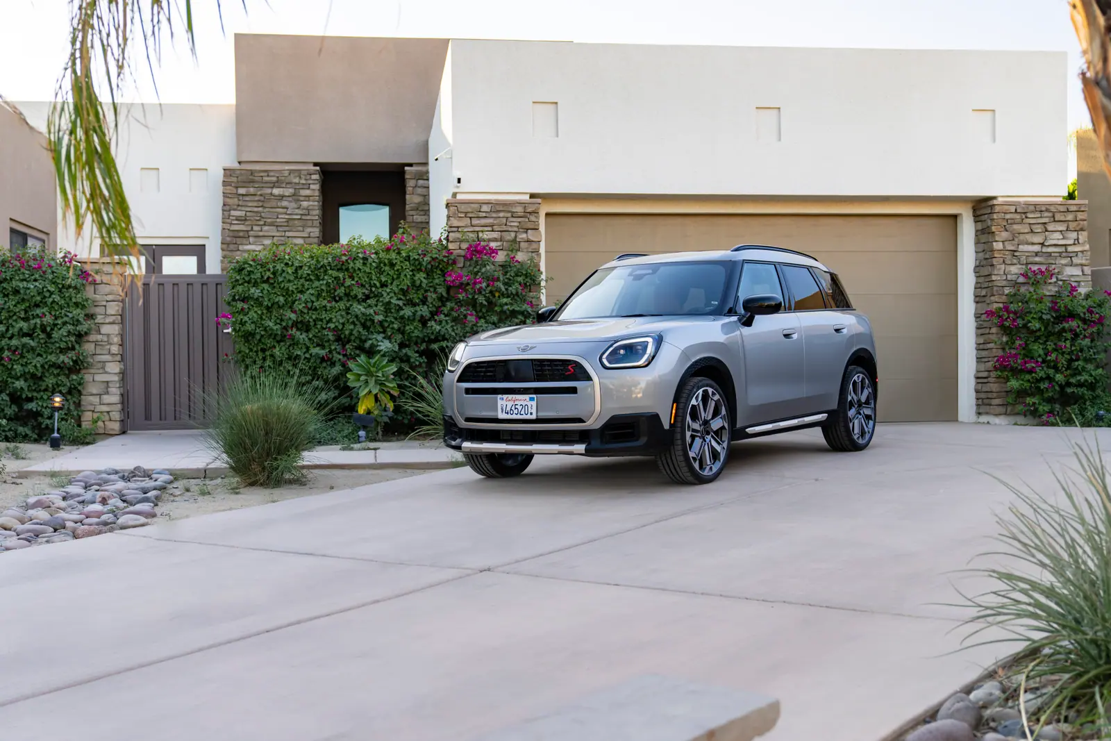 屋外を走る現行MINI Countryman S ALL4