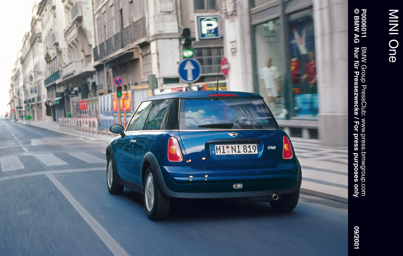 2001年のMINI One。R50の外観を示す当時の公式写真。(海外仕様の公式写真)