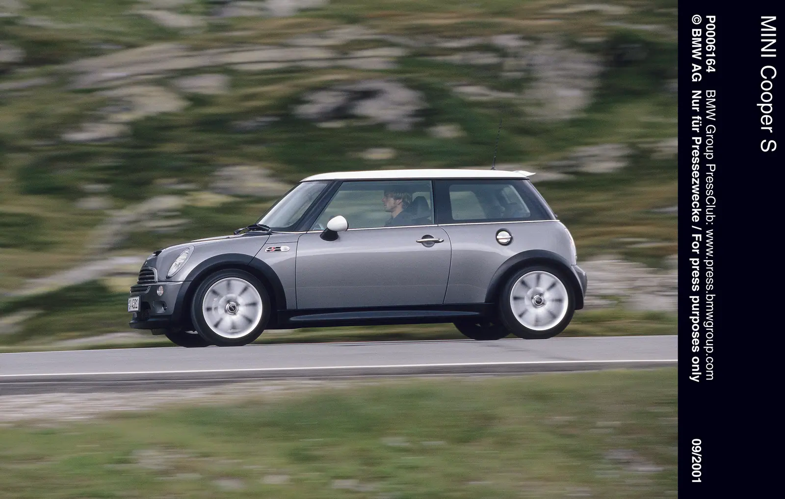 2001年のMINI Cooper S。R53はボンネットのエアインテークも識別の手がかりになる。（海外仕様の公式写真）