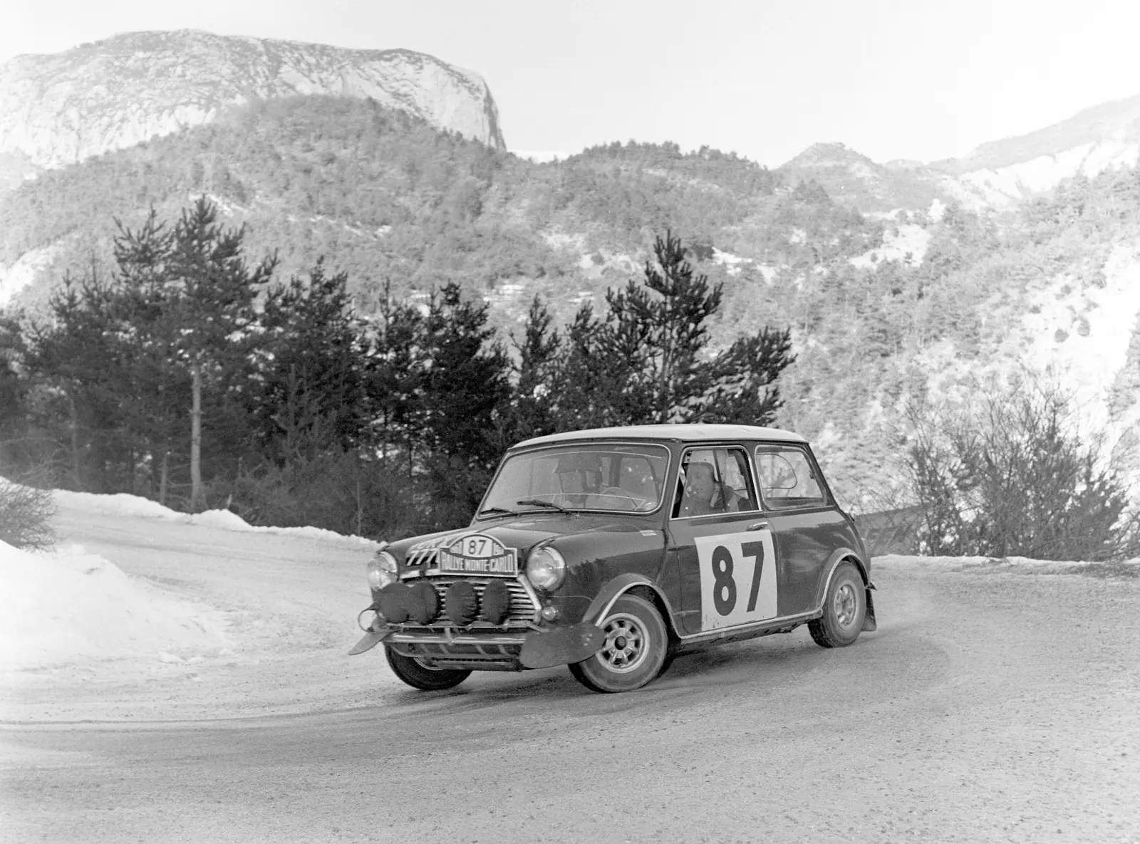 雪のモンテカルロ・ラリーを走るクラシックMini Cooper S