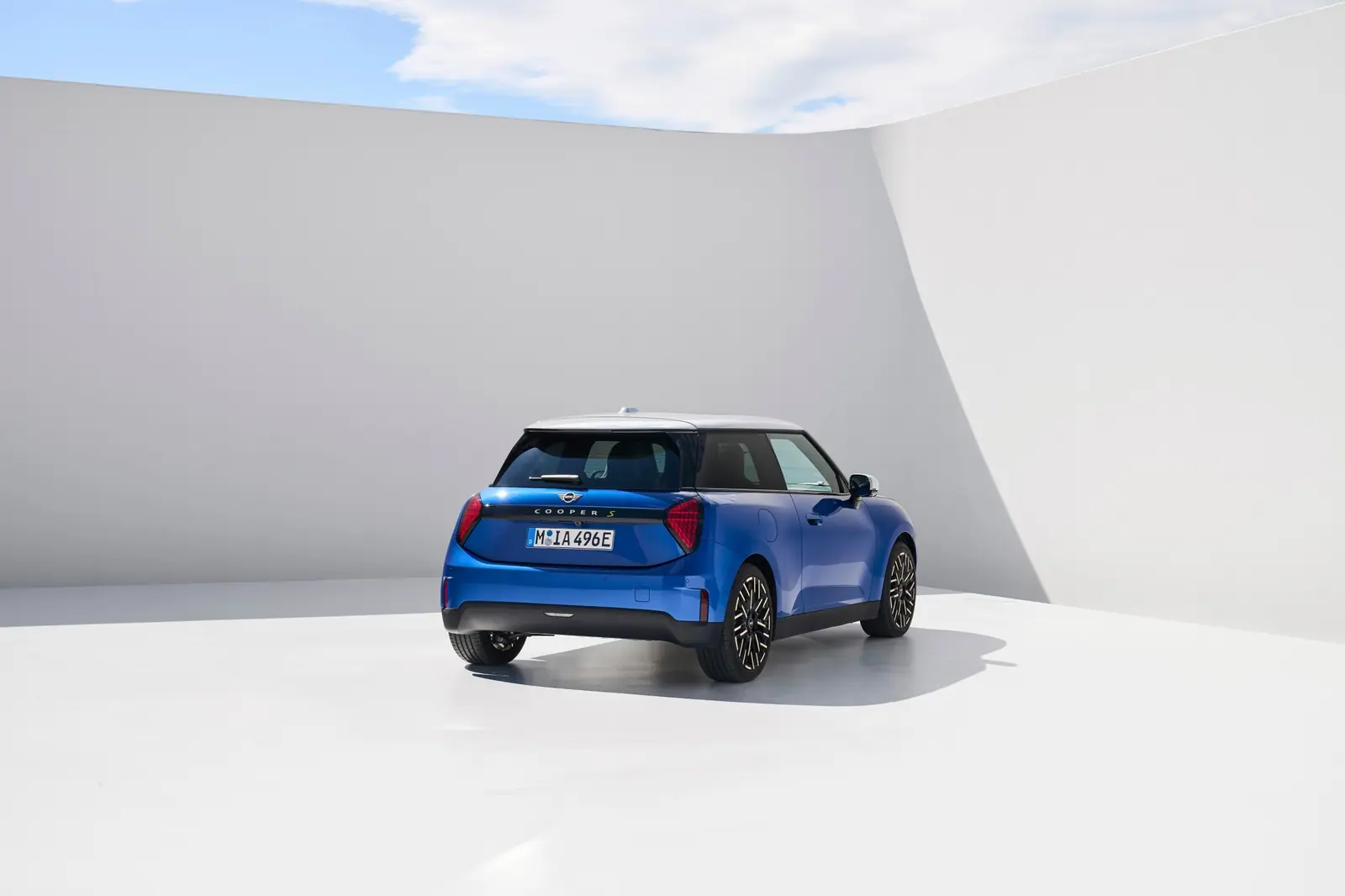 電動MINI CooperのJ01。Spotlight Automotiveで造られる電動MINIの一つ。(海外仕様の公式写真)