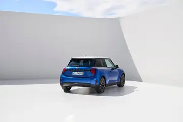 電動MINI CooperのJ01。Spotlight Automotiveで造られる電動MINIの一つ。（海外仕様の公式写真）