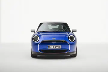 J01 MINI Cooperの外観。四角いキャビンと丸いライトだけで空力性能は決まらない。（海外仕様の公式写真）