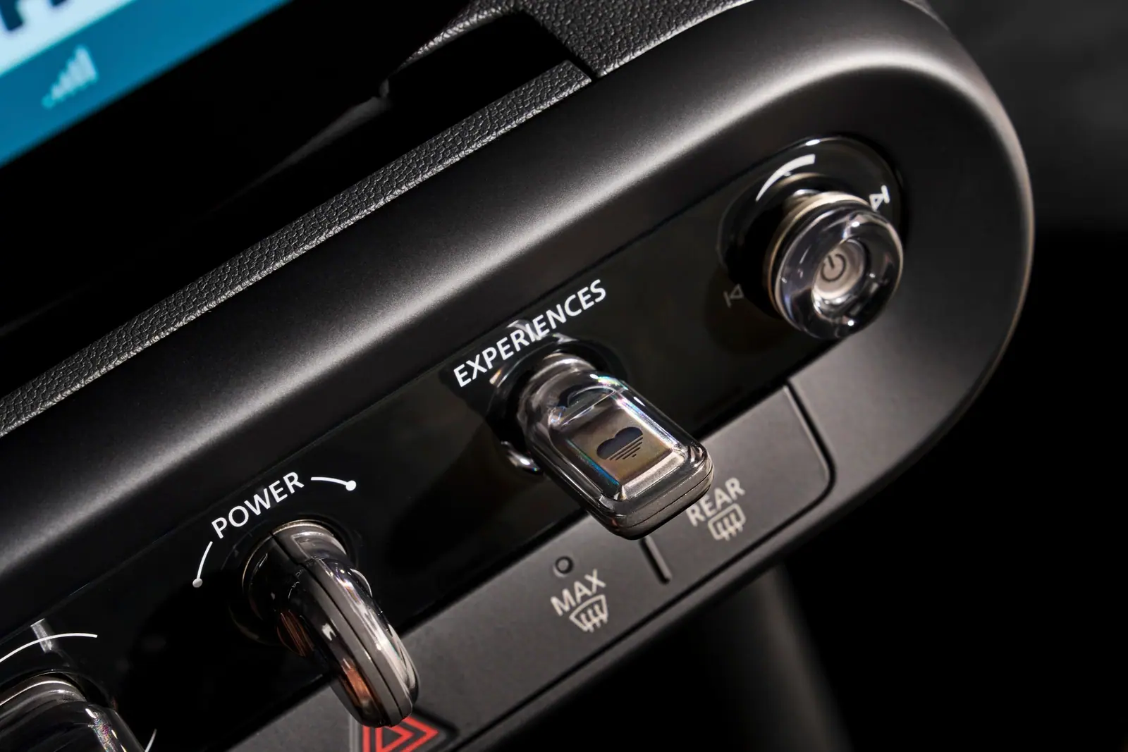 J01の始動スイッチ周辺。EVも低電圧系の電源を使って各機器を動かす。（海外仕様の公式写真）