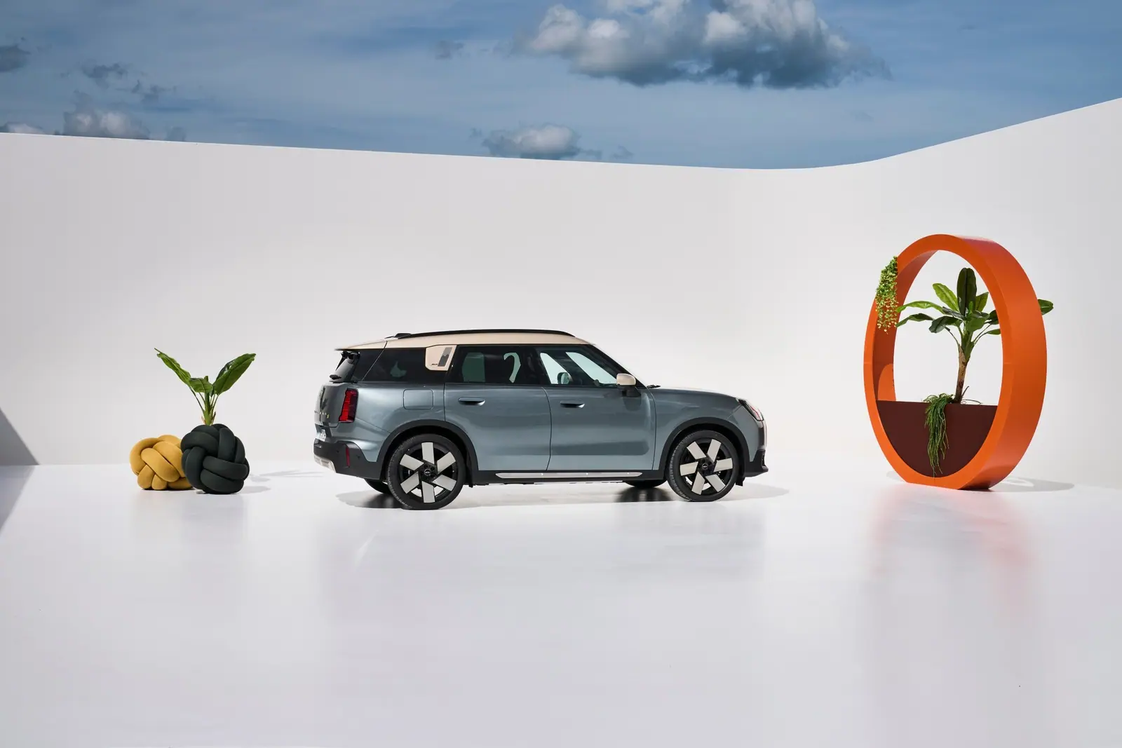 U25 Countrymanの側面。Cピラーには独自の装飾があり、Hatchと同じ隠し方ではない。（海外仕様の公式写真）