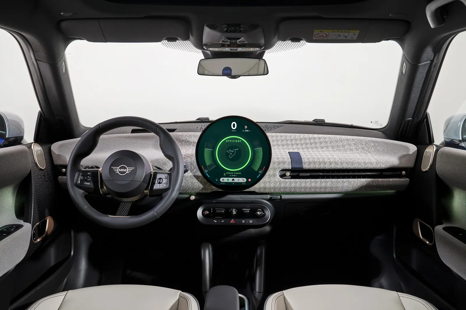 J01 MINI Cooperの運転席と円形ディスプレイ。(海外仕様の公式写真)