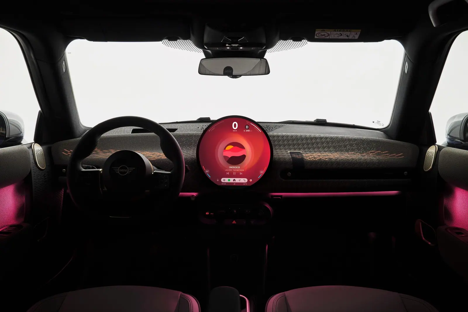 J01 MINI Cooperの円形OLEDディスプレイ。(海外仕様の公式写真)