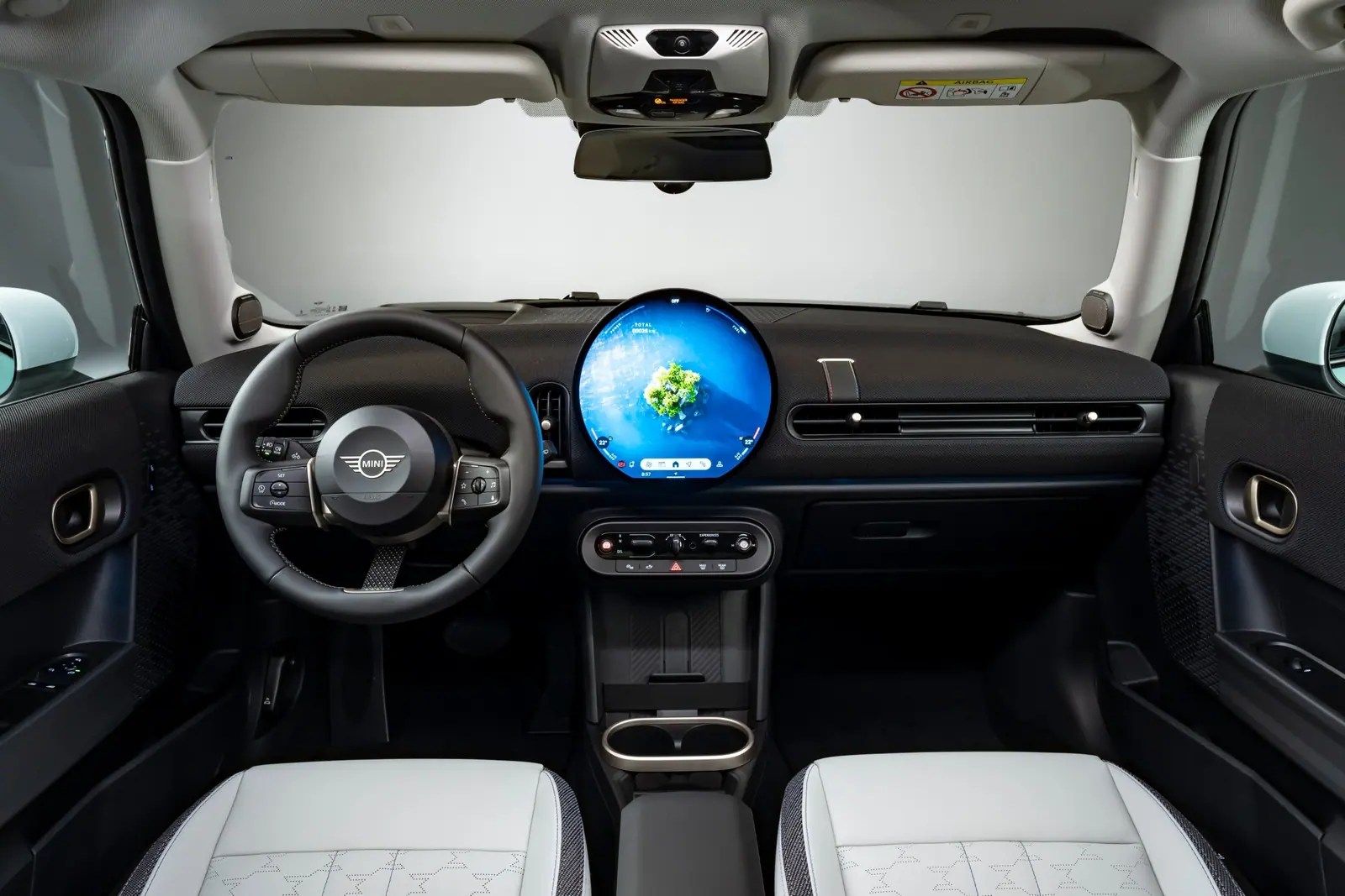 F66の運転席。数値に表れないアクセルや変速の扱いやすさは試乗で確かめる。（海外仕様の公式写真）