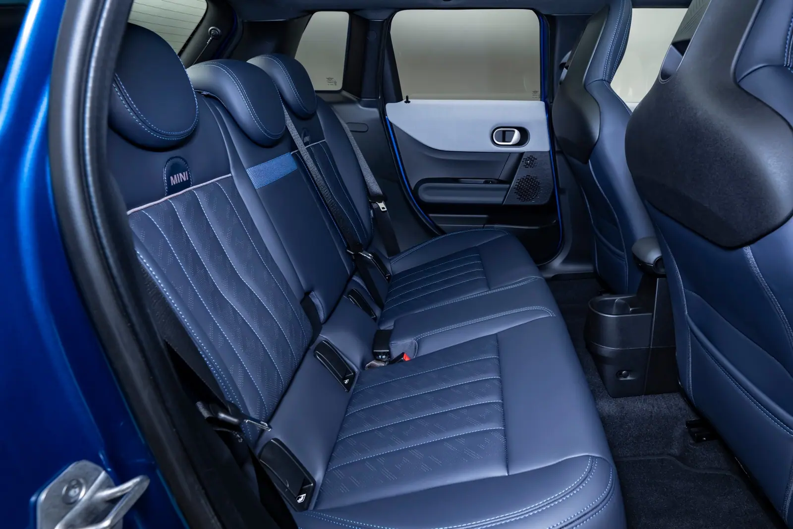 F65 MINI Cooper 5 Doorの後席。ドアから座面までの動線を見たい。(海外仕様の公式写真)