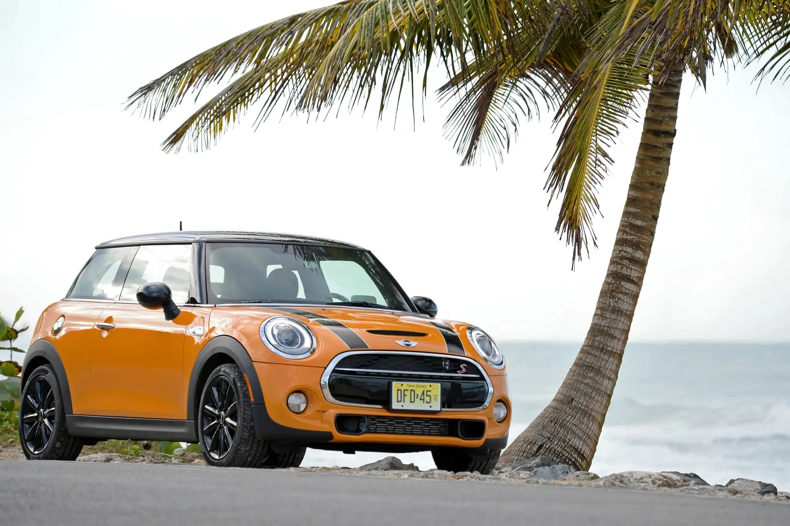 ボルカニック・オレンジのF56 MINI Cooper S。2014年の公式発表写真。(海外仕様の公式写真)