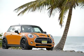ボルカニック・オレンジのF56 MINI Cooper S。2014年の公式発表写真。(海外仕様の公式写真)
