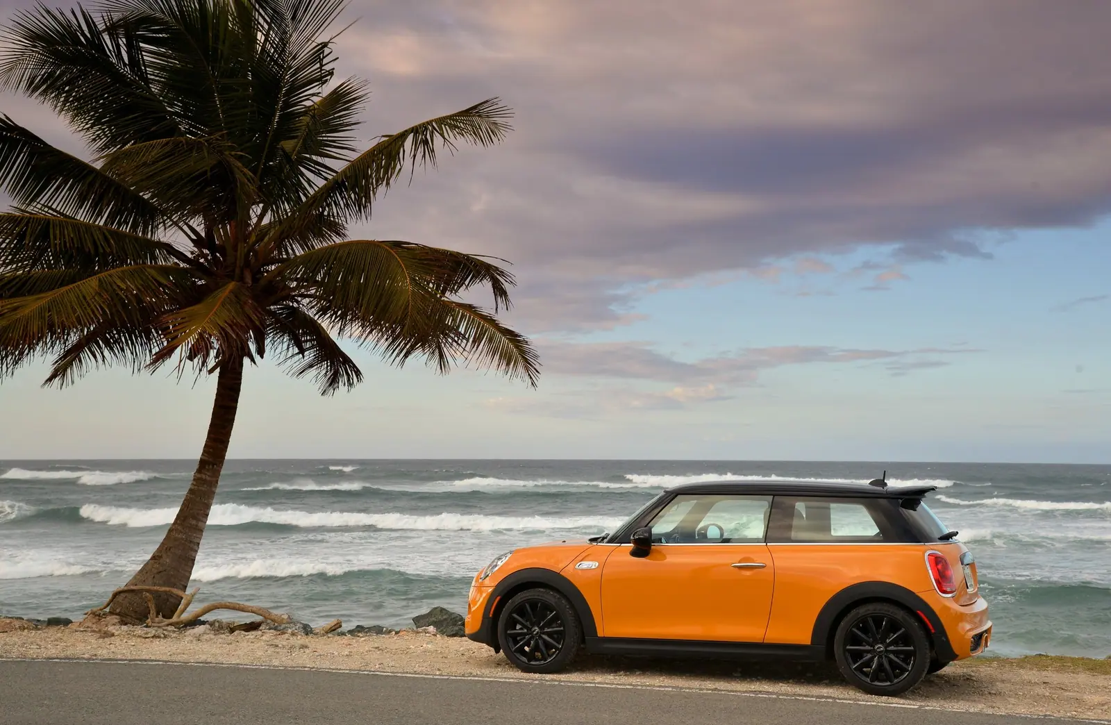 F56の横姿。ボディ、黒い窓の帯、ルーフという三つの層を見分けられる。（海外仕様の公式写真）