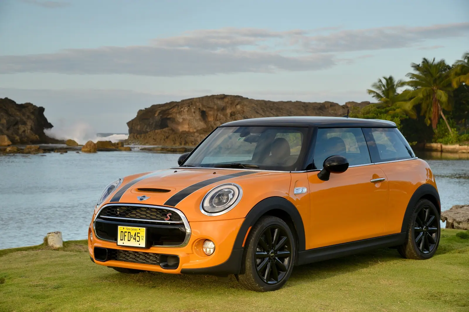 F56 MINI Cooper S。出力だけでなく重量も比較の条件になる。（海外仕様の公式写真）