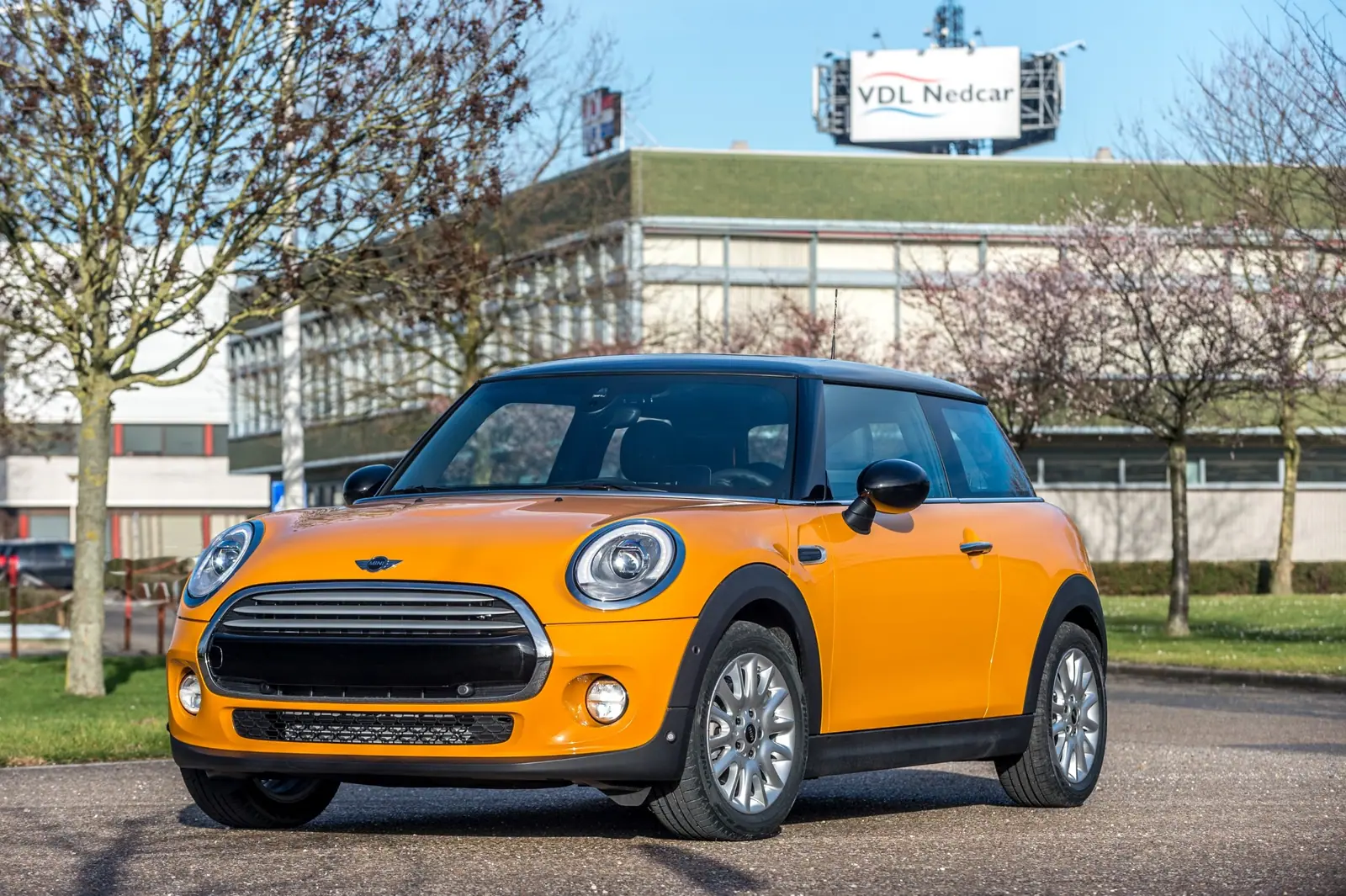 オランダBornのVDL Nedcarを背景にしたMINI。2014年の公式写真。