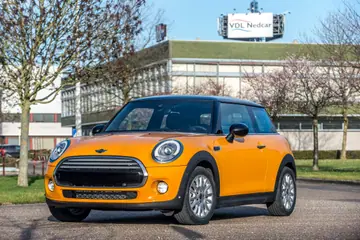 オランダBornのVDL Nedcarを背景にしたMINI。2014年の公式写真。