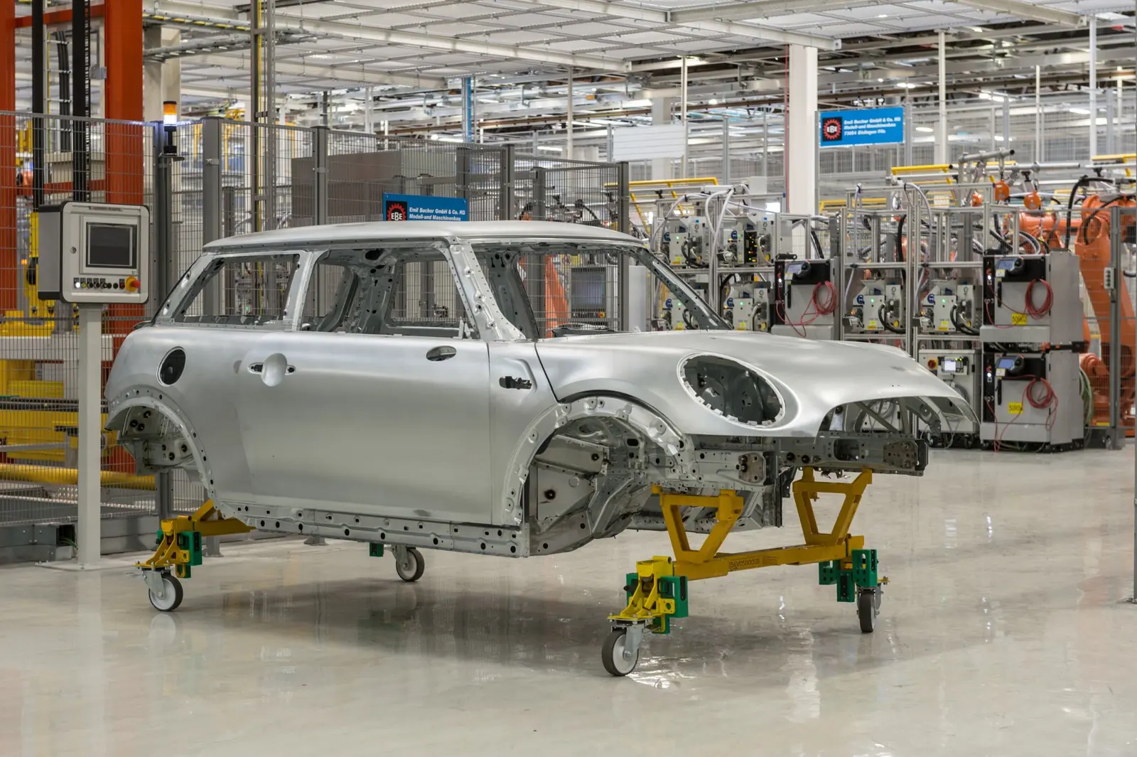 VDL Nedcarの生産設備と塗装前のMINIボディ。委託生産の立ち上げを伝えた当時の写真。