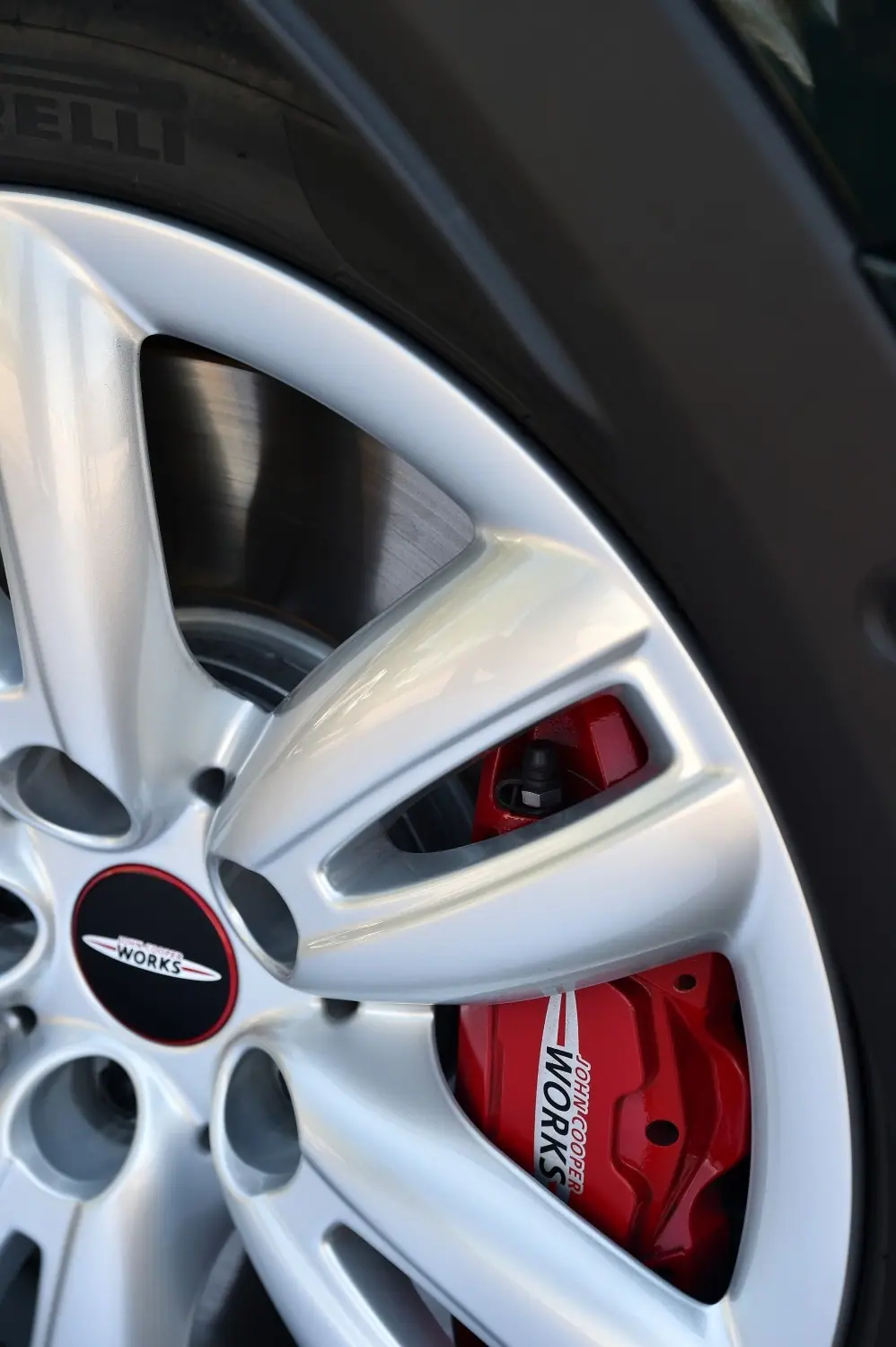 F56 JCWの赤いBrembo製キャリパー。色だけで中古車の部品適合や摩耗状態は分からない。（海外仕様の公式写真）