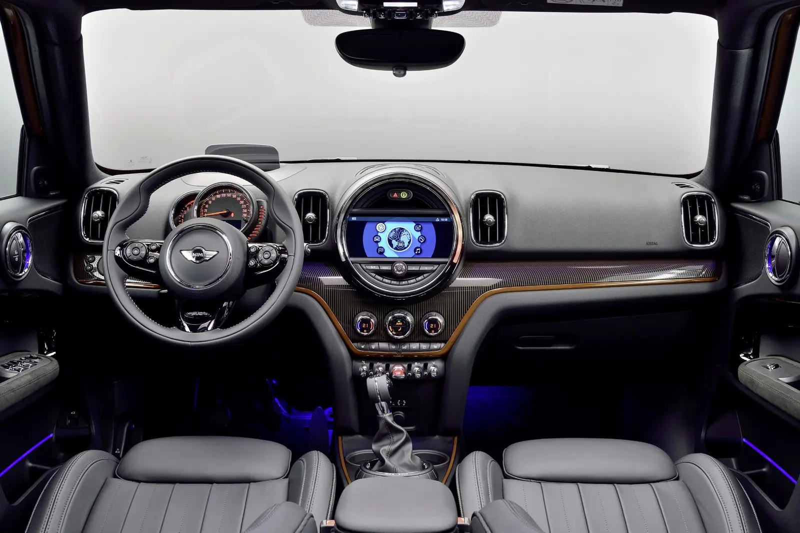 F60のダッシュボード。運転席の計器と中央の円形ユニットが分かれている。（海外仕様の公式写真）