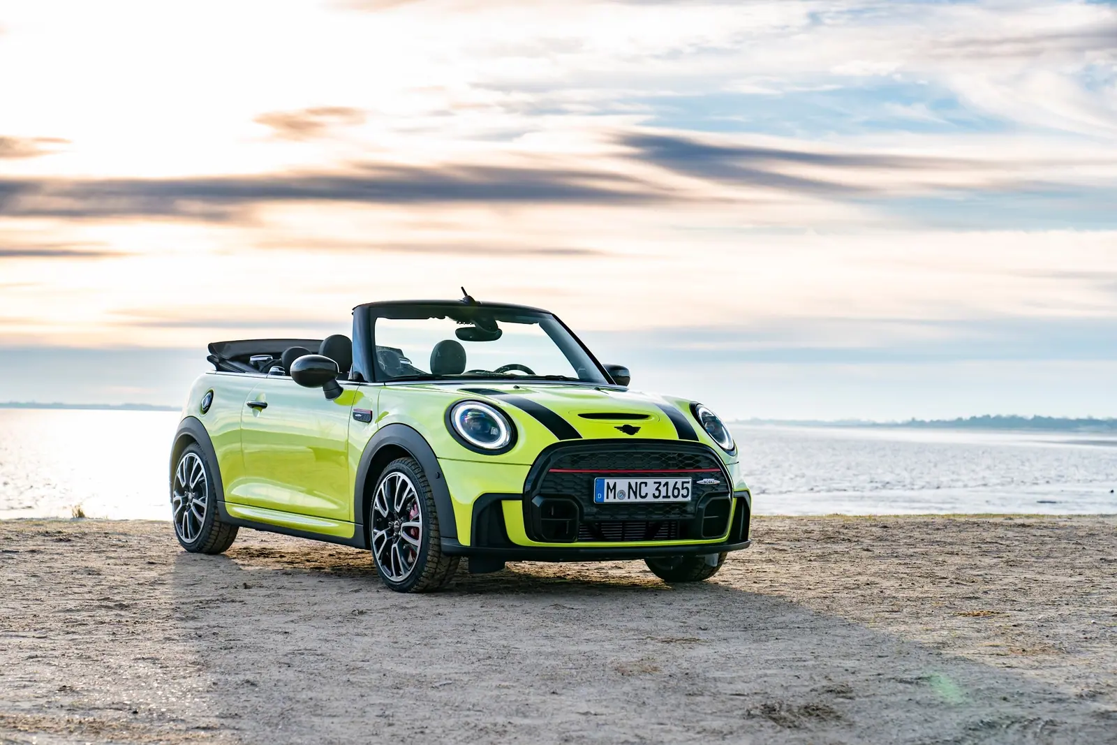 ゼスティ・イエローのF57 MINI Convertible。2021年の改良時に紹介された専用色。(海外仕様の公式写真)