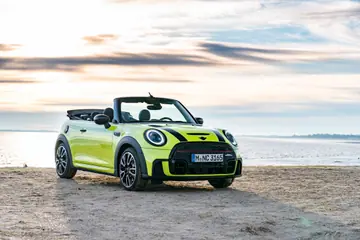 ゼスティ・イエローのF57 MINI Convertible。2021年の改良時に紹介された専用色。（海外仕様の公式写真）