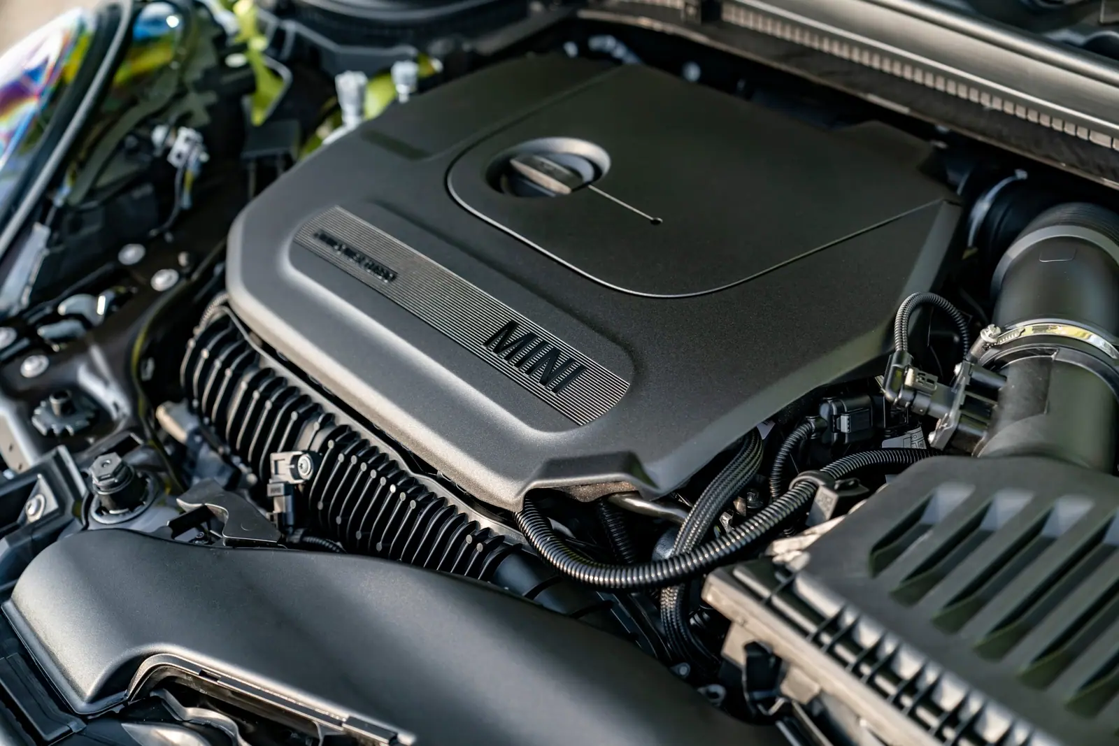 F57 JCW Convertibleのエンジンルーム。電源系の配置や指定バッテリーは車両ごとに確認する。（海外仕様の公式写真）