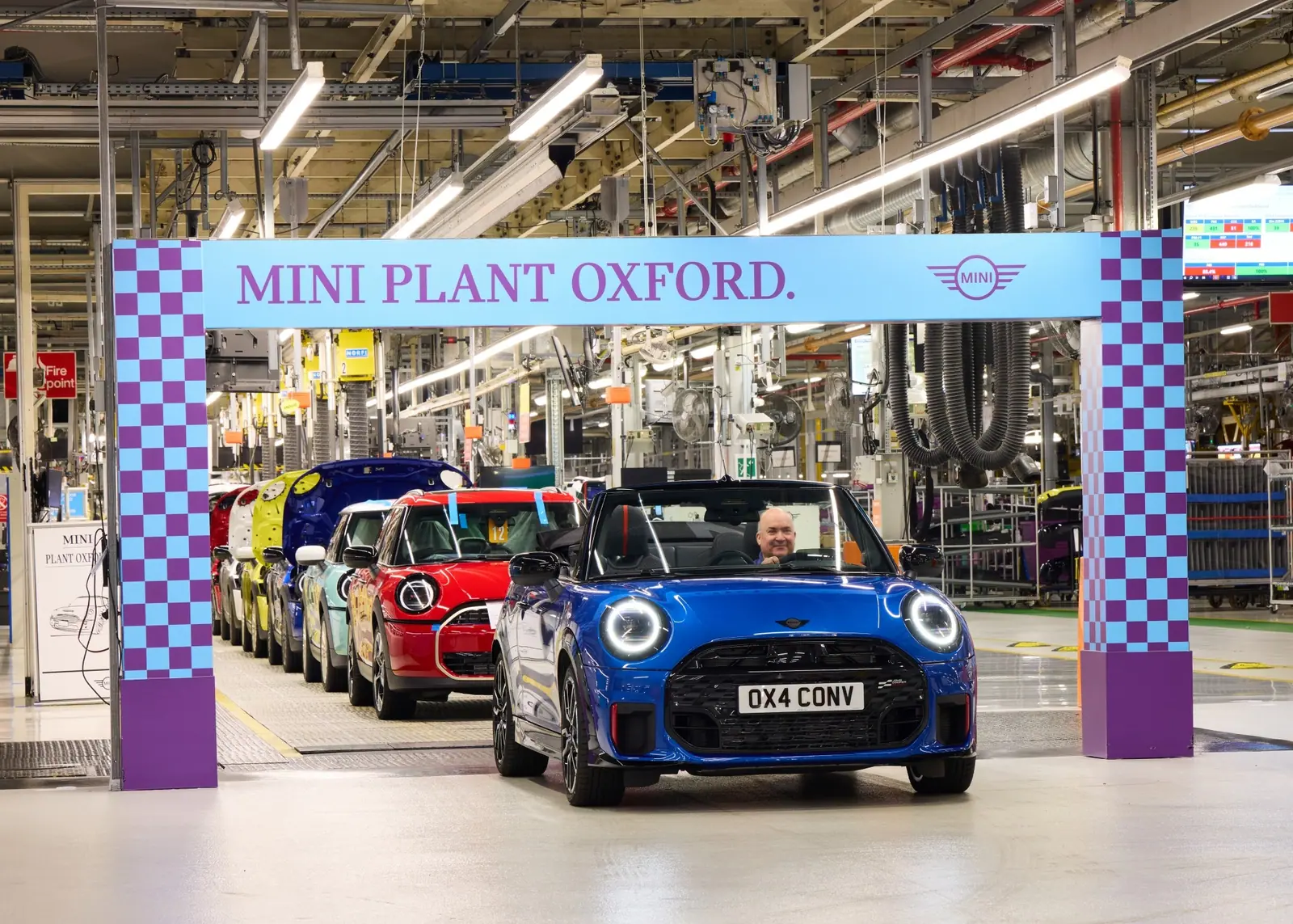 2024年、Oxford工場のラインに戻ったMINI Convertible。