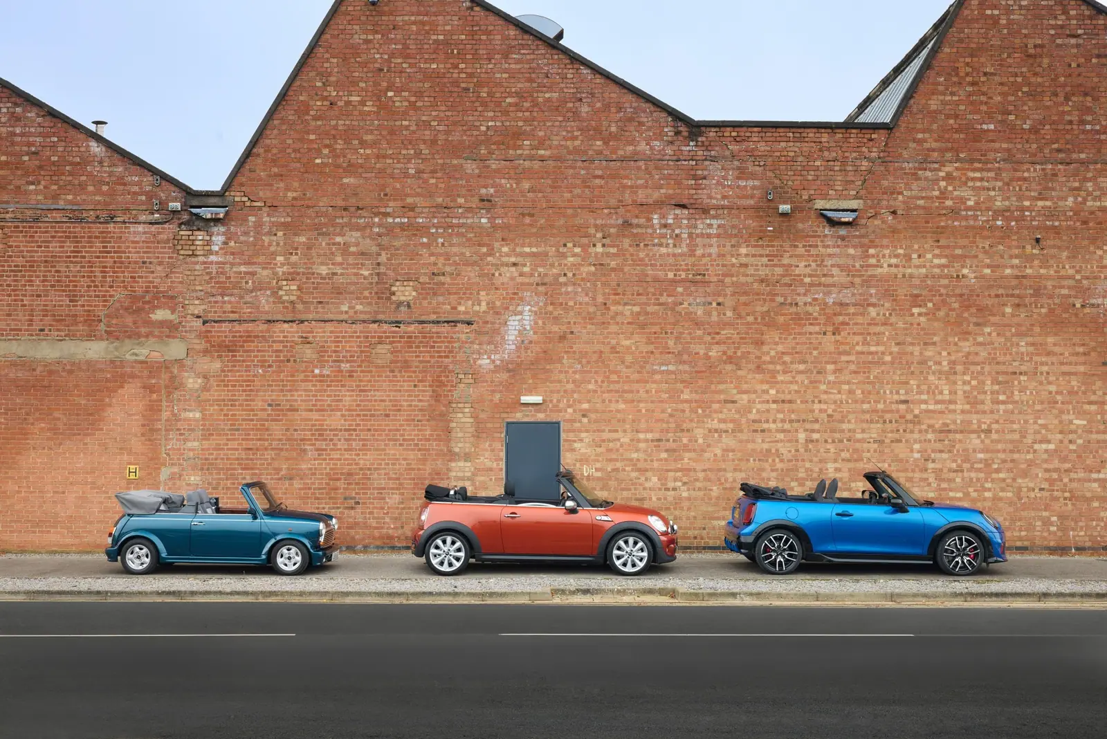 Oxfordの建物前に並ぶMINI Convertible。世代が変わる間に生産拠点も移り変わった。