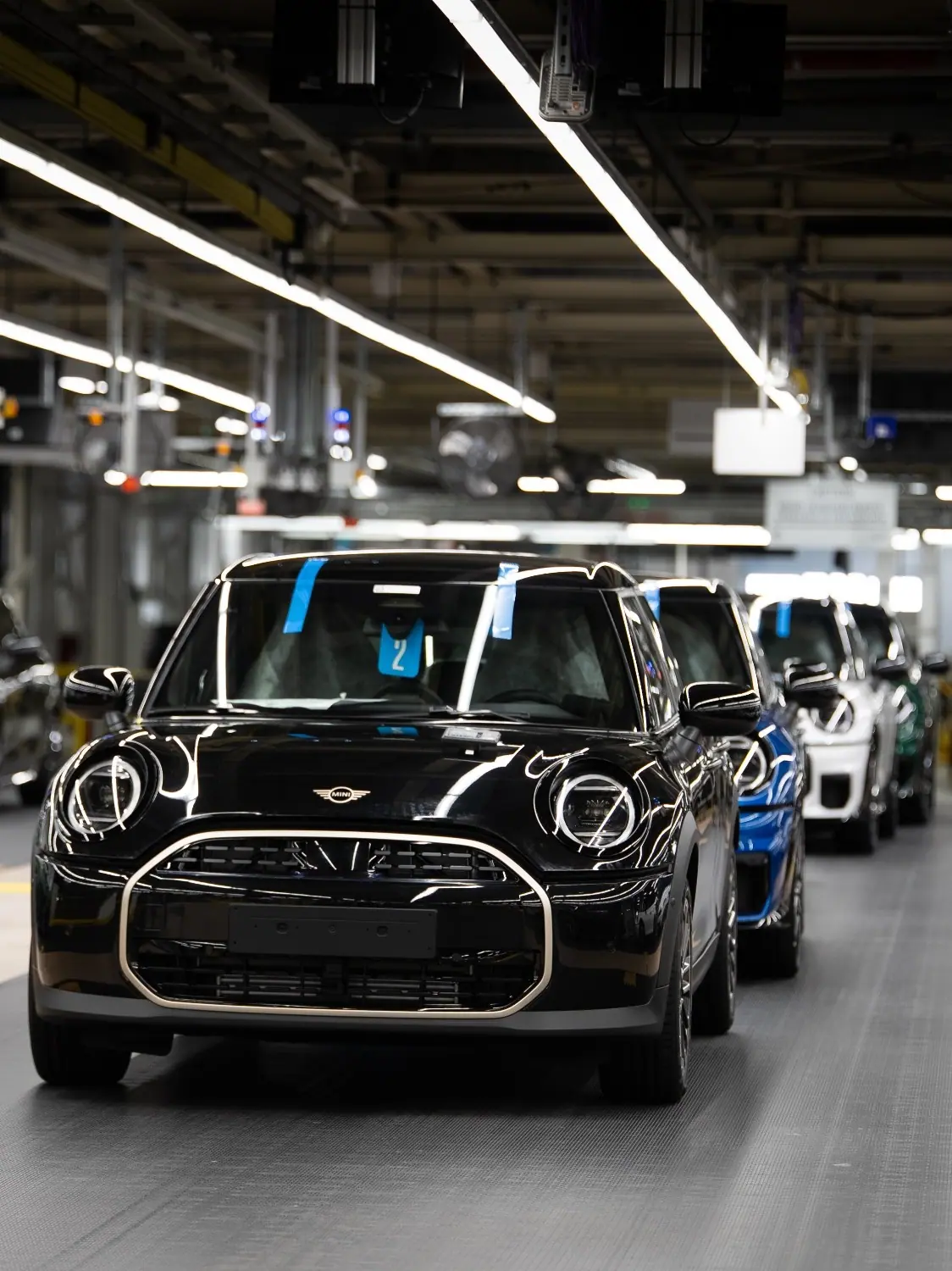 Oxford工場の生産ライン。現代MINIの英国生産25周年を伝えた2026年の公式写真。