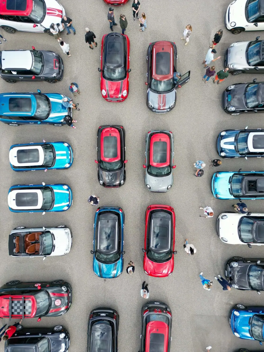 色とりどりのMINIと参加者を真上から捉えた2022年カナダのMINI United