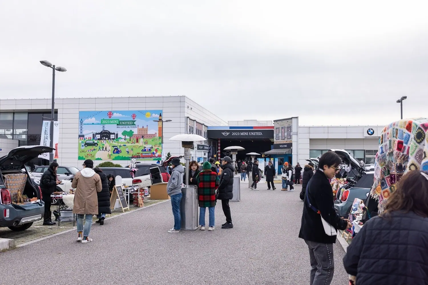 車のトランクを開いたブースと来場者でにぎわう2023年韓国のMINI United会場