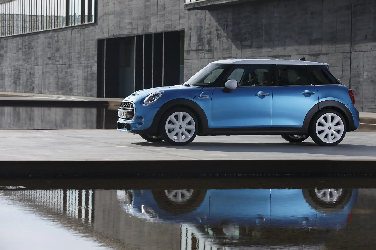 2014年発表時の欧州仕様MINI 5 Door F55。記事の実測車より前の年式の公式写真