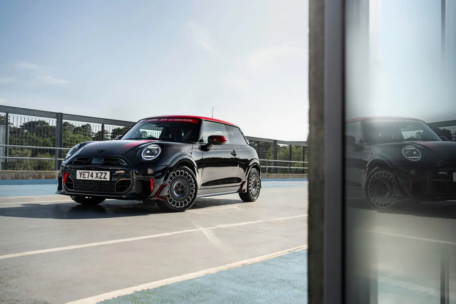JCWアクセサリーとホイールを装着した現行MINI Cooper 3 Door