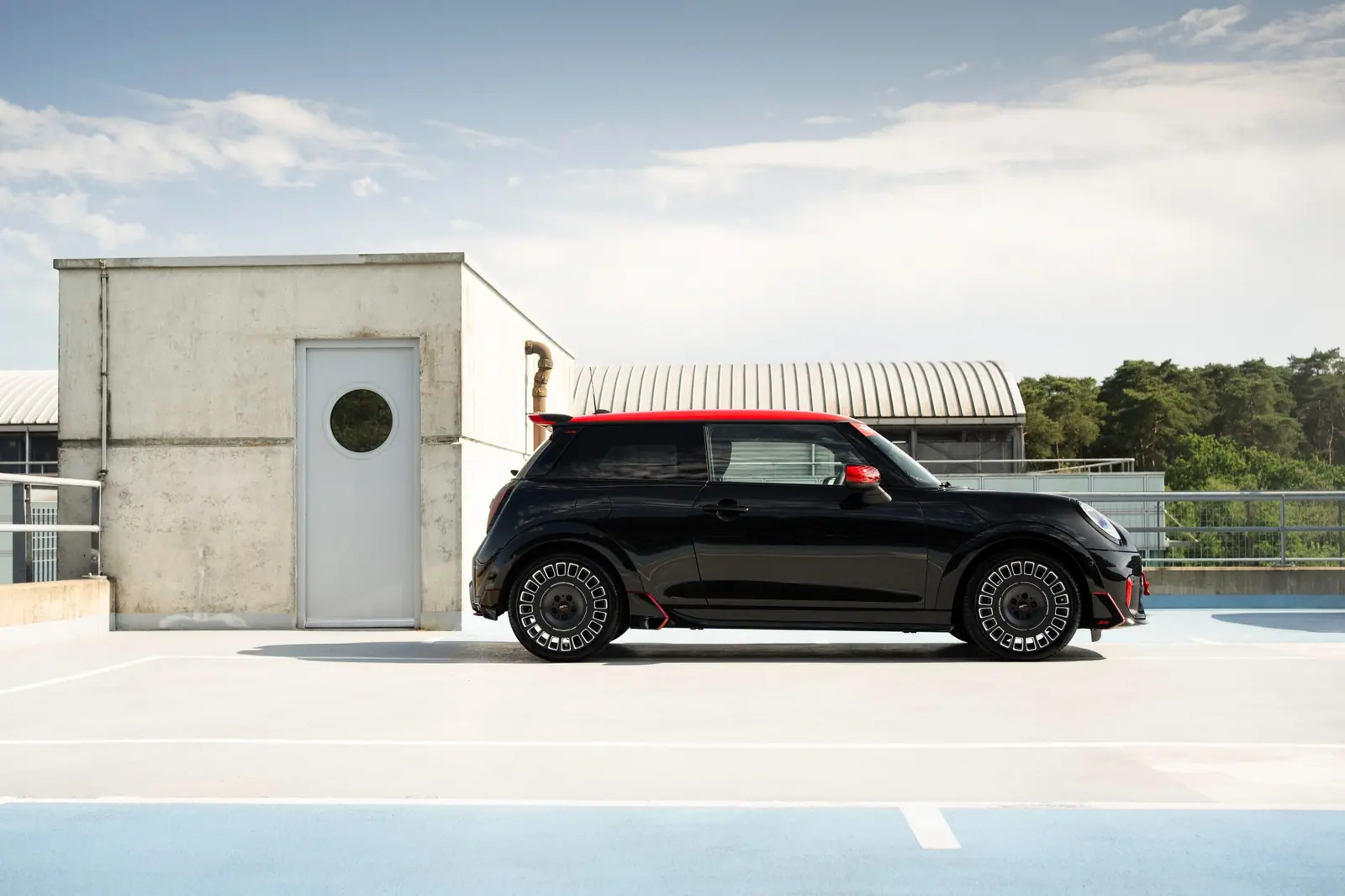 JCWアクセサリーを装着した現行MINI Cooper 3 Doorの側面