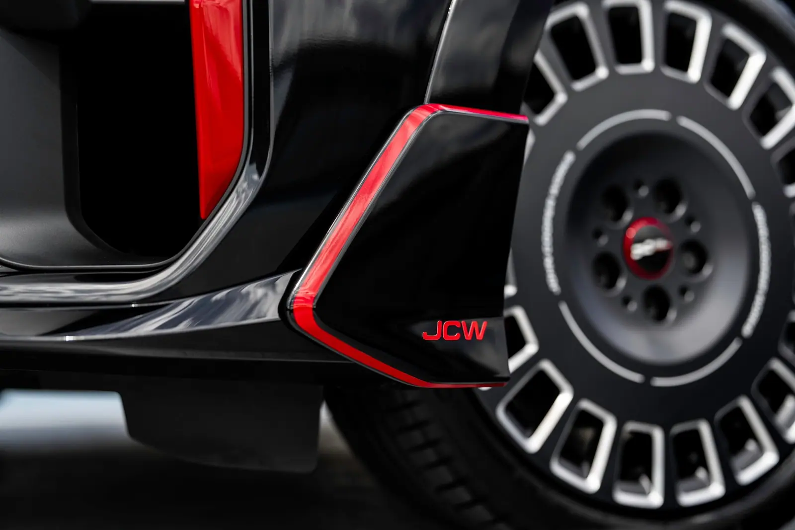 現行MINI Cooper 3 DoorのJCWサイド・エアロとホイール