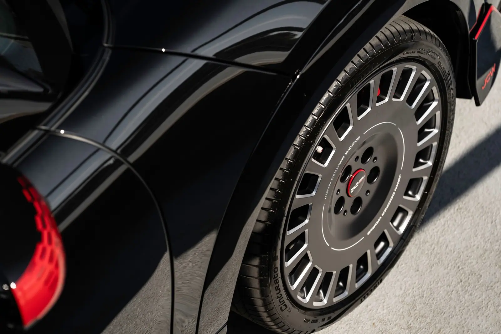 現行MINI Cooper 3 DoorのJCWホイールとタイヤ側面