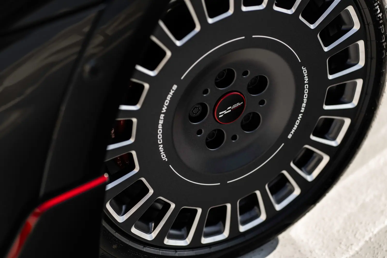 現行MINI Cooper 3 DoorのJCWホイール中央とホイールボルト