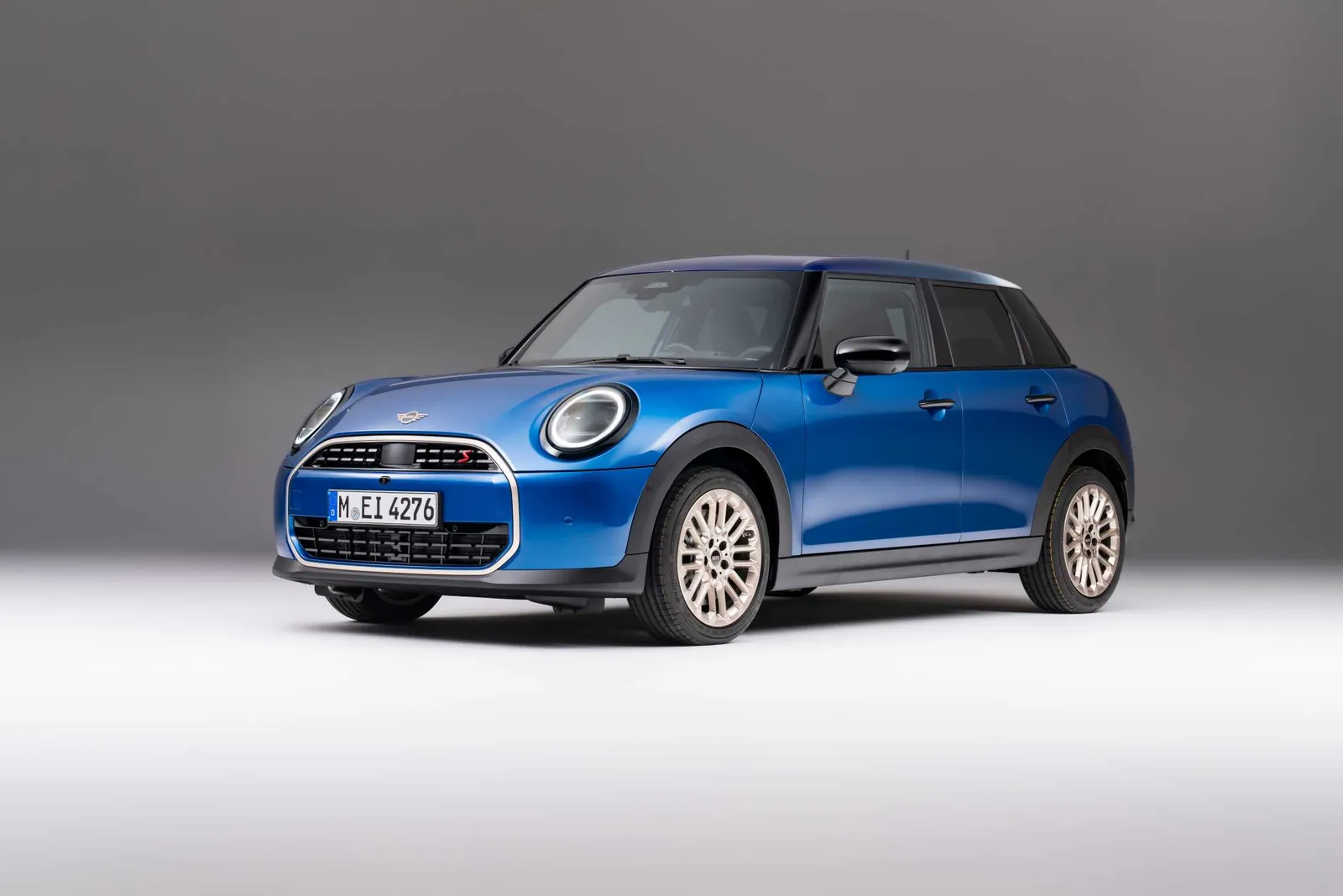 海沿いに停まるIcy Sunshine Blueの現行MINI Cooper 5 Door