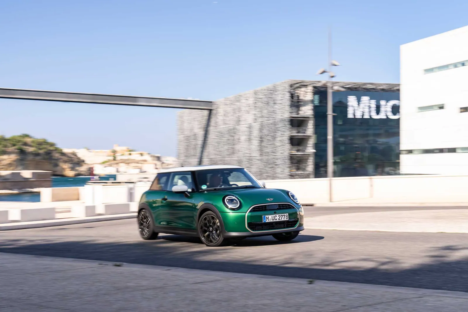 街を走るBritish Racing Greenの現行MINI Cooper C